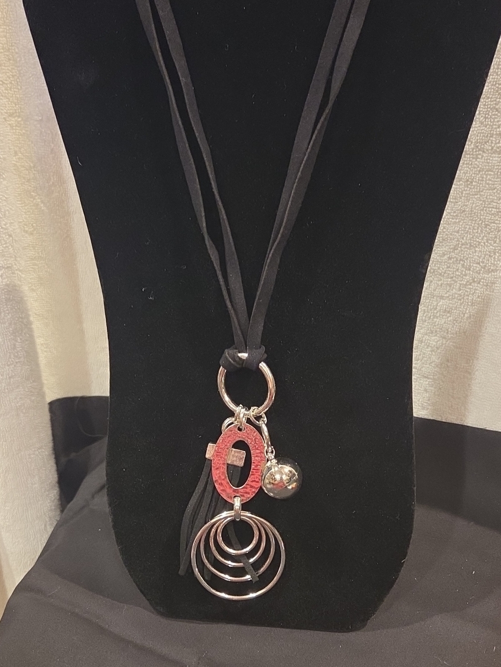 PAPARAZZI NECKLACE WITH VELVET CORD